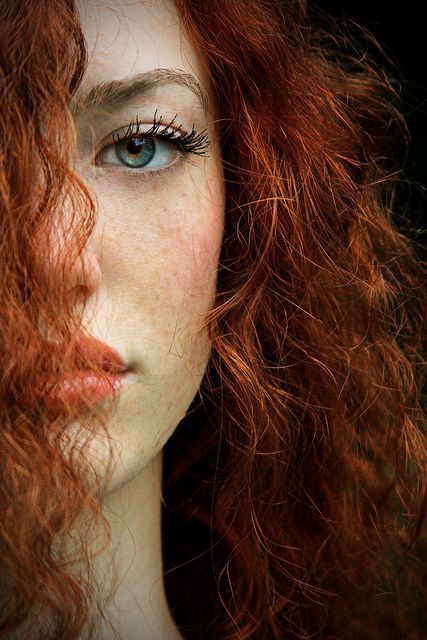 Redhead girl with green eyes-nude pics