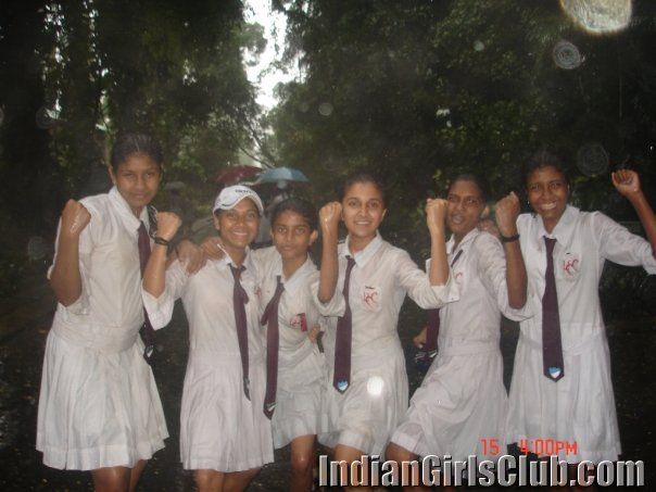 Bomber reccomend Sri lankan school girl nipples
